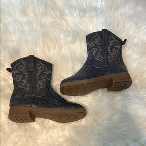 Kids blue cowboy boots from pawz size 1